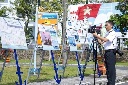 Thiếu tá Quân nhân chuyên nghiệp Nguyễn Văn Định tác nghiệp trong một sự kiện tại đơn vị. (Ảnh: THÙY LINH)