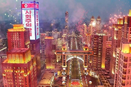 Lễ khánh thành 10.000 căn hộ được xây mới của giai đoạn 3 trong kế hoạch xây 50.000 căn nhà ở Bình Nhưỡng, CHDCND Triều Tiên, ngày 16/4/2025. (Ảnh: Yonhap/TTXVN)