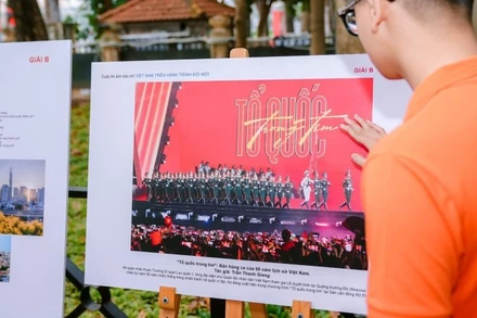 Gen Z xúc động trước hành trình đổi mới rực rỡ của đất nước