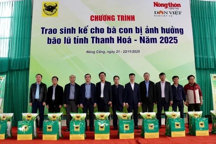 Ông Ngô Văn Đông (giữa), Tổng Giám đốc Công ty Cổ phần Phân bón Bình Điền và nhà báo Nguyễn Văn Hoài (bên phải), Tổng Biên tập Báo Nông thôn Ngày nay trao 1.600 gói sinh kế cho xã Nông Cống (Thanh Hóa).
