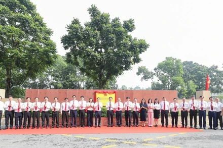 Các đại biểu tham quan Trụ sở Trung tâm dữ liệu Agribank.