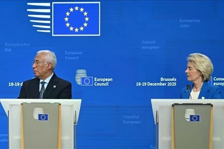 Chủ tịch Ủy ban châu Âu (EC) Ursula von der Leyen (phải) và Chủ tịch Hội đồng châu Âu Antonio Costa. (Ảnh: TTXVN)