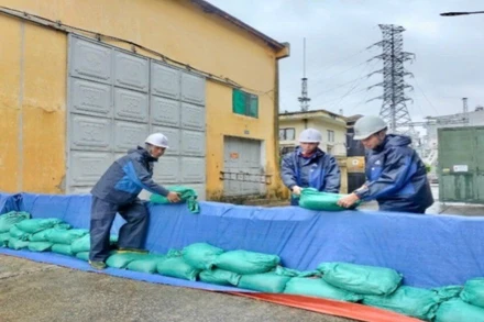 Gia cố ngăn nước tràn vào trạm biến áp 110kV Mỹ Xá. (Ảnh: VĂN LÚA) 