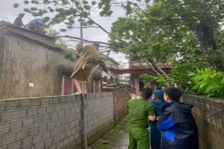 Các đơn vị công an từ tỉnh đến cơ sở đã huy động tối đa lực lượng, phương tiện để chống bão, cứu hộ, khắc phục hậu quả, bảo vệ an toàn tính mạng của nhân dân. (Ảnh: CA Ninh Bình)