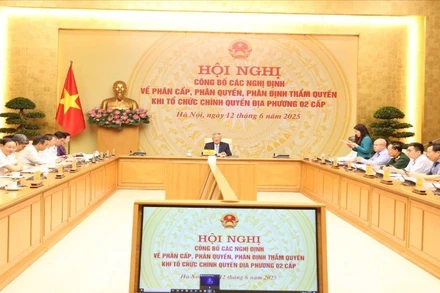 Hội nghị công bố 28 nghị định về phân cấp, phân quyền, phân định thẩm quyền giữa Chính phủ và chính quyền địa phương 2 cấp. (Ảnh: Báo Nhân Dân)