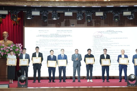 Tập thể cán bộ, công nhân viên Trung tâm công nghệ thông tin MobiFone luôn vững vàng tâm thế của “người chiến sĩ công nghệ thông tin” trong lực lượng Công an nhân dân.