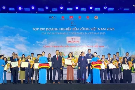 Đại diện Prudential Việt Nam nhận giải thưởng CSI100 năm 2025.