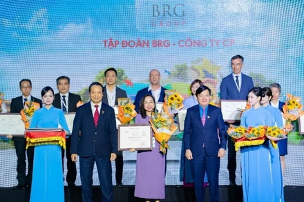 Đại diện Tập đoàn BRG nhận danh hiệu “Top 100 doanh nghiệp phát triển bền vững trong lĩnh vực thương mại-dịch vụ”.