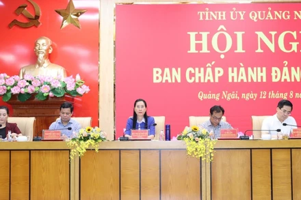Các đồng chí Thường trực Tỉnh ủy Quảng Ngãi điều hành hội nghị.