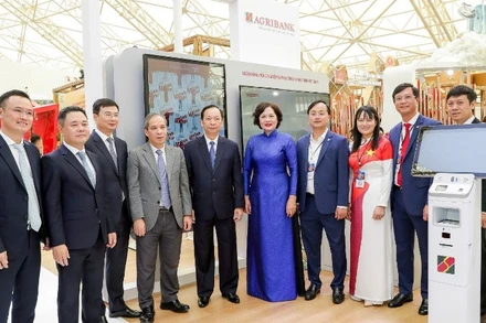 Thống đốc Nguyễn Thị Hồng cùng đoàn đại biểu lãnh đạo Ngân hàng Nhà nước tham quan gian trưng bày triển lãm của Agribank.