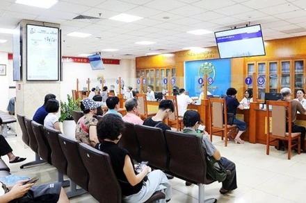 Người dân đến làm thủ tục tại Trung tâm phục vụ hành chính công số 3. (Ảnh: Báo Nhân Dân)