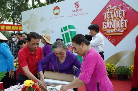 Các đội chơi cùng nhau sắp xếp mâm cỗ Tết đậm nét miền tây.