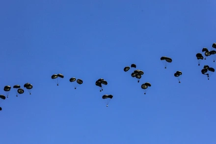 Các nước Jordan, Ai Cập, Các tiểu vương quốc Arab Thống nhất (UAE), Đức, Pháp và Tây Ban Nha đã tiến hành đợt thả hàng viện trợ chung xuống Dải Gaza.