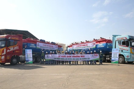 Lãnh đạo BSR và PVOILchào mừng xuất khẩu những lô dầu DO đầu tiên sang thị trường Lào.