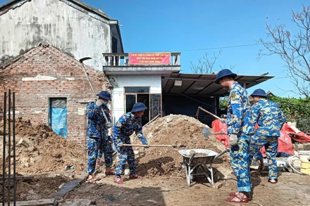 Đội xây dựng Lữ đoàn 682, Vùng 4 Hải quân tranh thủ thời tiết thuận lợi, tích cực làm việc để sớm hoàn thiện công trình.