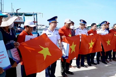 Bộ Tư lệnh Vùng Cảnh sát biển 2 kết hợp tuyên truyền pháp luật và tặng quà cho bà con ngư dân. (Ảnh: Vùng Cảnh sát biển 2)