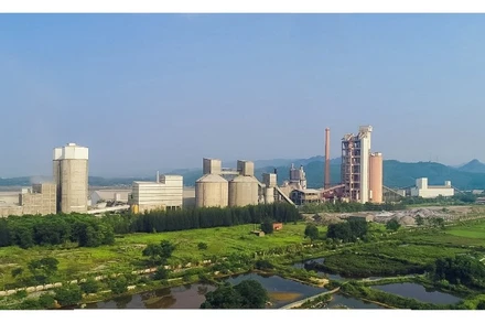 Nhà máy Xi măng VICEM Hạ Long xanh.