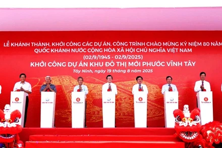 Nguyên lãnh đạo Trung ương, lãnh đạo tỉnh Tây Ninh ấn nút khởi công Khu đô thị mới Phước Vĩnh Tây.