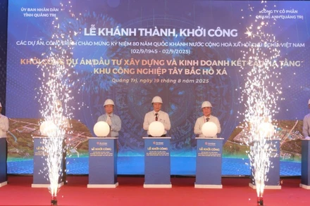 Các đại biểu thực hiện nghi lễ khởi công dự án Khu công nghiệp tây bắc Hồ Xá.