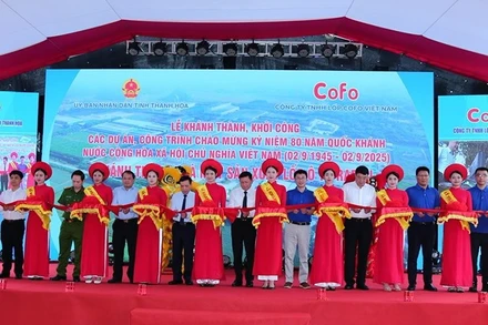 Các đại biểu cắt băng khánh thành, đưa nhà máy sản xuất lốp ô-tô vào hoạt động.