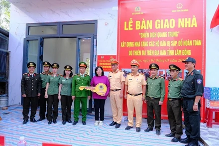 Thủ trưởng Công an tỉnh Lâm Đồng bàn giao nhà mới cho gia đình chị Đỗ Thị Phượng. (Ảnh: TUỆ NHÂN)