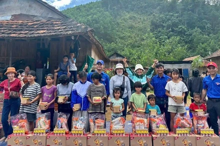 Hơn 124 tấn thực phẩm thiết yếu gồm: Nước uống, xúc xích, mì ăn liền, cháo, phở, sữa… đến tận tay các hộ gia đình đang bị cô lập