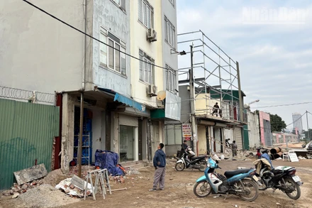 Tháo dỡ công trình nằm trong phạm vi thi công Dự án đường 2,5 đoạn từ Đầm Hồng đến Quốc lộ 1A. (Ảnh: THÙY LINH)