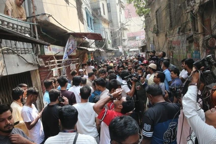 Người dân sơ tán ra bên ngoài những ngôi nhà sau trận động đất ở Dhaka, Bangladesh, ngày 21/11/2025. (Ảnh: THX/TTXVN)