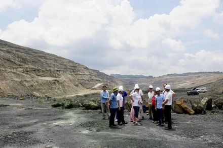Các chuyên gia UNESCO thẩm định các giá trị địa tầng tại vùng trũng Na Dương, huyện Lộc Bình, tỉnh Lạng Sơn.