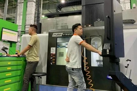 Hoạt động sản xuất của doanh nghiệp tại Khu công nghệ cao Hòa Lạc. (Ảnh: HÀ LINH)