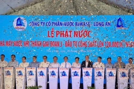 Lãnh đạo, nguyên lãnh đạo tỉnh Tây Ninh và lãnh đạo công ty ấn nút phát nước nhà máy nước Nhị Thành giai đoạn 3.