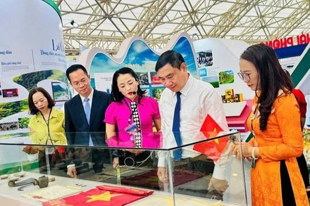 Bí thư Tỉnh ủy Điện Biên Trần Quốc Cường tham quan triển lãm.