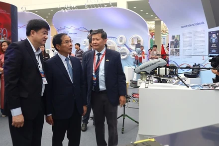 Lãnh đạo Viện Hàn lâm giới thiệu với Phó Thủ tướng Bùi Thanh Sơn về các giải pháp công nghệ đã được nghiên cứu, ứng dụng thành công trong thực tiễn. (Ảnh: ĐỨC HIẾU)