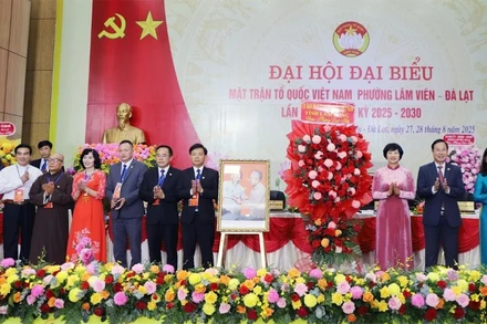 Lãnh đạo Ủy ban Mặt trận Tổ quốc Việt Nam tỉnh Lâm Đồng chúc mừng Đại hội đại biểu Mặt trận Tổ quốc Việt Nam phường Lâm Viên-Đà Lạt.