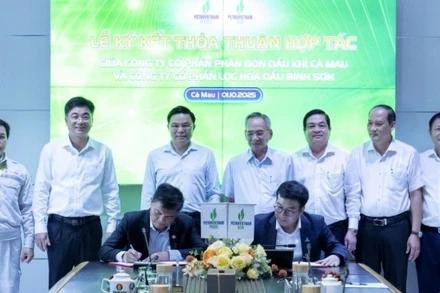 Đại diện PVCFC và BSR ký kết biên bản ghi nhớ thỏa thuận hợp tác với sự chứng kiến của các đại biểu, lãnh đạo Tập đoàn.