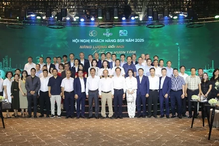 Lãnh đạo ban, bộ ngành Trung ương, Petrovietnam, BSR và quý khách hàng, đối tác tham dự hội nghị chụp ảnh lưu niệm.