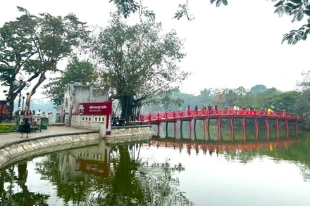 Sáng mùng 1, tiết trời Hà Nội hửng nắng nhẹ.