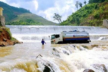 Lội suối, vượt thác, xe xăng dầu đến Sốp Cộp.