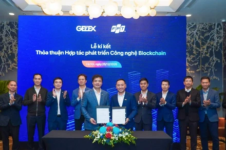 Đại diện lãnh đạo FPT và GELEX ký kết thỏa thuận hợp tác phát triển công nghệ blockchain.