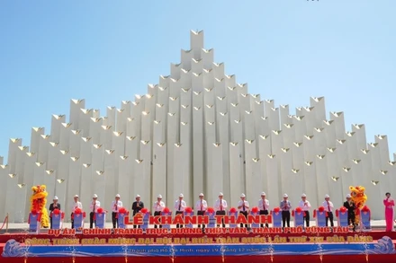 Lãnh đạo Thành phố Hồ Chí Minh và các đại biểu cắt băng khánh thành dự án.