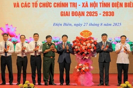 Các đồng chí lãnh đạo Tỉnh ủy, Hội đồng nhân dân, Ủy ban nhân dân tỉnh Điện Biên tặng hoa, chúc mừng hội nghị điển hình tiên tiến lần thứ nhất của Ủy ban Mặt trận Tổ quốc Việt Nam và các tổ chức đoàn thể tỉnh Điện Biên.