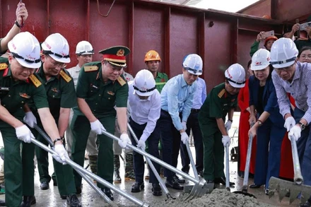 Các đại biểu thực hiện nghi lễ hợp long cầu Phong Châu mới.