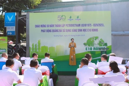Toàn cảnh chương trình chào mừng 50 năm thành lập Petrovietnam và quảng bá sử dụng xăng sinh học E10 RON95 do Công ty cổ phần Lọc hóa dầu Bình Sơn và Tổng công ty Dầu Việt Nam phối hợp tổ chức.