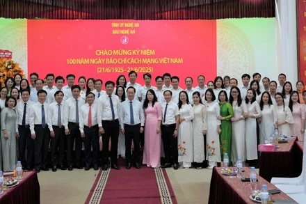 Đồng chí Nguyễn Đức Trung, Bí thư Tỉnh ủy Nghệ An cùng Đoàn công tác thăm, chúc mừng tập thể cán bộ, phóng viên Báo Nghệ An.