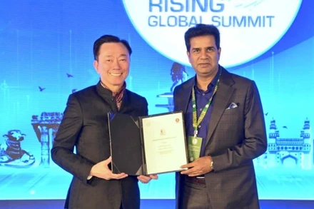 Ông Phạm Sanh Châu (trái), Tổng Giám đốc Vingroup châu Á kiêm Tổng Giám đốc VinFast châu Á, và ông Sanjay Kumar, Thứ trưởng Công thương, Chính quyền Bang Telangana tại buổi lê ký kết.