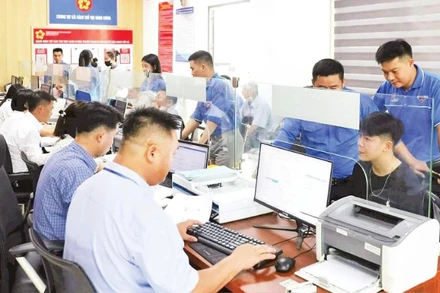 Hơn 130 đội hình tình nguyện của tuổi trẻ Nghệ An hỗ trợ người dân tiếp cận dịch vụ hành chính công.