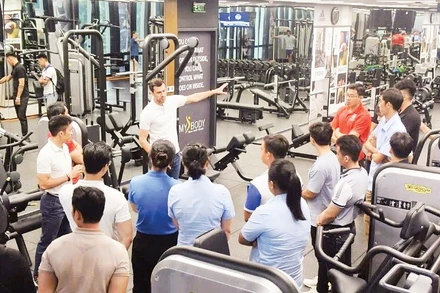 Chuyên gia của EVO Việt Nam hướng dẫn việc huấn luyện thể thao, sơ cứu và hồi phục chấn thương.