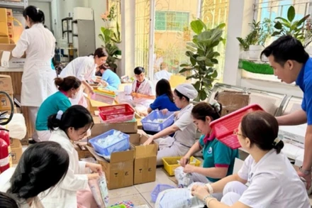 Nhân viên y tế chuẩn bị túi thuốc gia đình. (Ảnh: Sở Y tế)