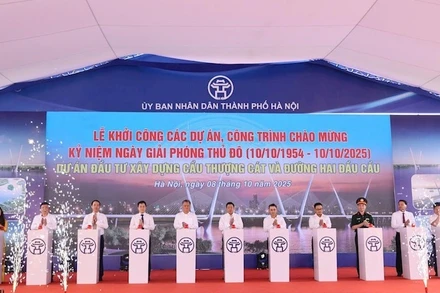 Các đại biểu thực hiện nghi thức khởi công cầu Thượng Cát.