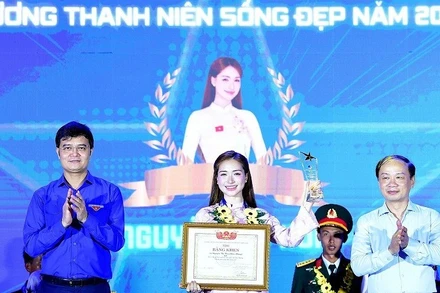 Ca sĩ Hòa Minzy nhận Giải thưởng "Thanh niên sống đẹp" năm 2025. (Ảnh: XUÂN TÙNG)